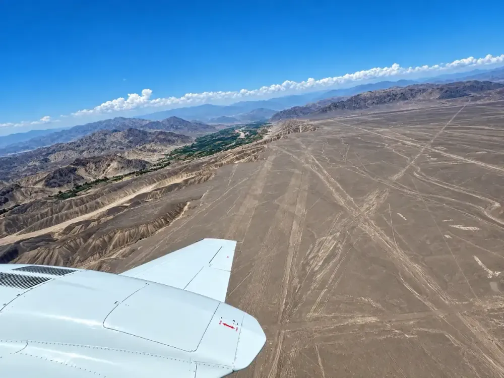Vista aérea de las Líneas de Nazca durante un sobrevuelo turístico en Ica, Perú.