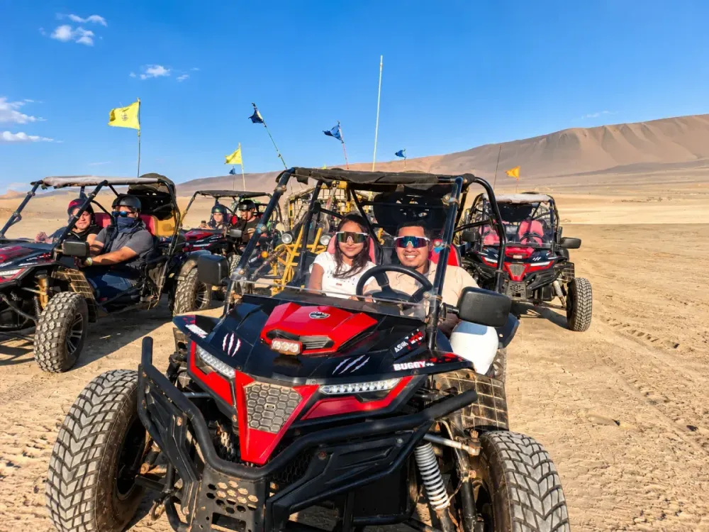 Turistas en buggies recorriendo las dunas del desierto de Huacachina, Ica.