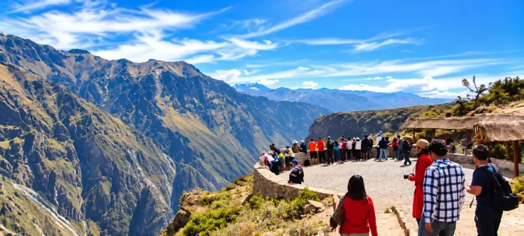 Turistas reunidos en el Mirador Cruz del Cóndor contemplan el Cañón del Colca