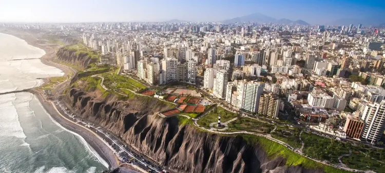 Vista aérea del Malecón de Miraflores, acantilados de la Costa Verde y el mar.