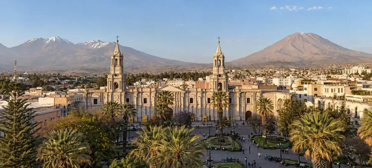 Catedral de Arequipa y Plaza de Armas con el volcán Misti al fondo